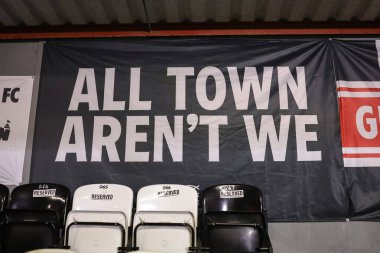 Son 16 Grimsby Town, Blundell Park, Cleethorpes, Birleşik Krallık, 28 Ekim 2025 'te Brentford' a karşı oynanan Carabao Kupası 'nda Pontoon Stand' ın arkasına bayraklar saçılmıştı. 