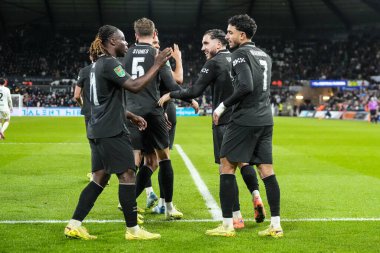 Manchester City 'den Rayan Cherki, Swansea.com Stadyumu, Swansea.com, Birleşik Krallık, 29 Ekim 2025' te oynanan Carabao Kupası son 16 Swansea City - Manchester City maçında takım arkadaşlarıyla gol atmasını kutluyor.