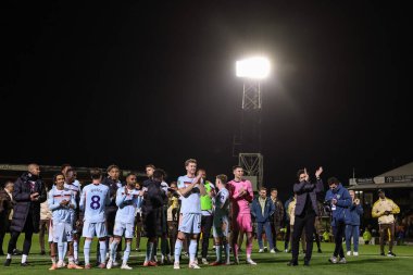 Brentford 'un Keith Andrews teknik direktörü ve takımı, 28 Ekim 2025' te Blundell Park, Cleethorpes, Birleşik Krallık 'ta oynanan Carabao Kupası son 16 Grimsby Town - Brentford maçında 0-5' lik galibiyet alan gezgin taraftarları alkışlıyor.