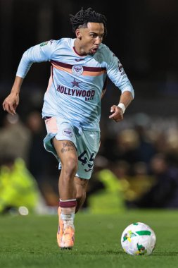 Brentford 'dan Romelle Donovan, son 16 Grimsby Town, Blundell Park, Cleethorpes, Birleşik Krallık, 28 Ekim 2025' te Brentford 'a karşı oynanan Carabao Kupası' nda topa vuruyor. 