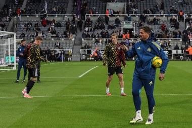Newcastle United 'ın müdür yardımcısı Jason Tindall Carabao Kupası son 16 Newcastle United Tottenham Hotspur' a karşı 29 Ekim 2025 'te St. James' s Park, Newcastle, İngiltere 'de oynanan karşılaşma öncesi ısınma oturumunda