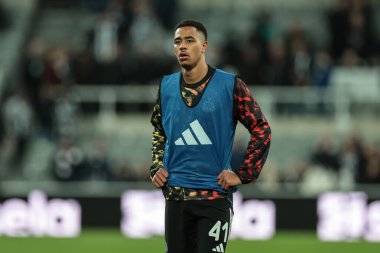 Newcastle United takımından Jacob Ramsey, Carabao Kupası 'nda son 16 Newcastle United, Tottenham Hotspur' a karşı 29 Ekim 2025 'te St. James' s Park, Newcastle, İngiltere 'de oynanan karşılaşma öncesi ısınma oturumunda