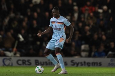 Brentford 'dan Michael Kayode topu Carabao Kupası son 16 Grimsby Town, Blundell Park' ta Brentford 'a karşı, Cleethorpes, Birleşik Krallık, 28 Ekim 2025