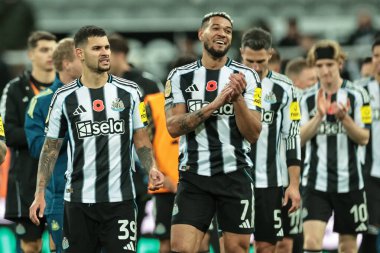 Newcastle Untie 'den Bruno Guimaraes ve Newcastle Untie' den Joelinton, 29 Ekim 2025 'te St.James' s Park, Newcastle 'da oynanan Carabao Kupası son 16 Newcastle United ile Tottenham Hotspur maçında 2-0' lık galibiyeti kutluyorlar. 