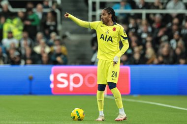 Tottenham Hotspur 'dan Djed Spence, Carabao Kupası' nda takım talimatlarını veriyor. Son 16 Newcastle United, Tottenham Hotspur 'a karşı St. James' s Park, Newcastle, İngiltere, 29 Ekim 2025 