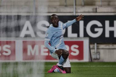 Manchester City 'den Mahamadou Sangar, 28 Ekim 2025' te İngiltere 'nin Rotherham şehrindeki New York Stadyumu' nda oynanan The Vertu Trophy E Rotherham United maçında 0-1 'lik galibiyetini kutluyor. 