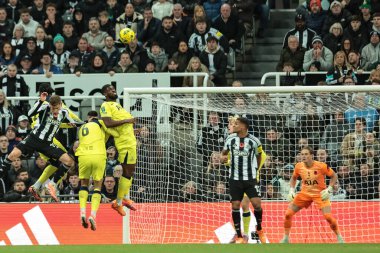 Tottenham Hotspur 'dan Kevin Danso, Carabao Kupası' nda son 16 Newcastle United Tottenham Hotspur 'a karşı 29 Ekim 2025' te St. James 's Park, Newcastle, İngiltere' de oynanan karşılaşmada savunma alanından topu alıyor. 