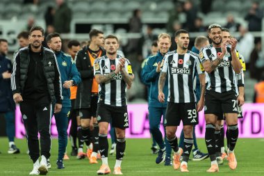 Newcastle 'dan Kieran Trippier, Bruno Guimaraes ve Joelinton Carabao Kupası son 16 Newcastle United ile Tottenham Hotspur maçında taraftarları alkışlıyorlar. 