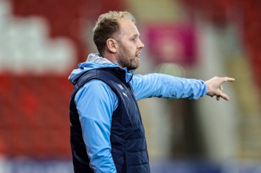 Manchester City 'nin Ben Wilkinson teknik direktörü takım talimatlarını 28 Ekim 2025' te New York Stadyumu, Rotherham, İngiltere 'de oynanan The Vertu Trophy Northern Group E Rotherham United - Manchester City U21 maçında verir. 