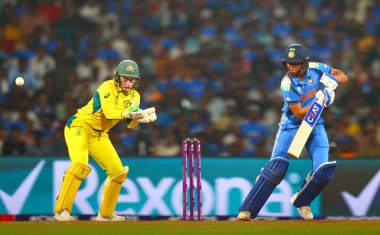 Hindistan 'dan Harmanpreet Kaur (Kaptan), ICC Dünya Bayanlar ODI Dünya Kupası Yarı Finali' nde Hindistan ile Avustralya arasında oynanan Dr. D.Y. Patil Spor Akademisi, Navi Mumbai, Hindistan, 30 Ekim 202