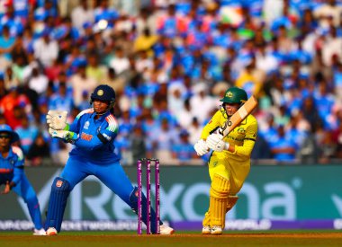 ICC Dünya Kriket Şampiyonası yarı final karşılaşmasında Avustralyalı Phoebe Litchfield, Dr. D.Y. 'de Hindistan' a karşı. Patil Spor Akademisi, Navi Mumbai, Hindistan, 30 Ekim 202