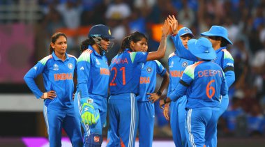 Hintli Radha Yadav Avustralyalı Beth Mooney 'nin kalesini aldı ve ICC Bayanlar ODI Dünya Kriket Kupası yarı final karşılaşmasında Hindistan ile Avustralya arasındaki Dr. D.Y. karşılaşmasında Hintli Harmanpreet Kaur' u (Kaptan) kutladı. Patil Spor Akademisi, Navi Mumbai, Hindistan, 30