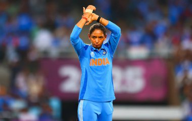 Hindistan 'dan Harmanpreet Kaur (Kaptan), ICC Dünya Bayanlar ODI Dünya Kupası Yarı Finali' nde Hindistan ile Avustralya arasında oynanan Dr. D.Y. Patil Spor Akademisi, Navi Mumbai, Hindistan, 30 Ekim 202