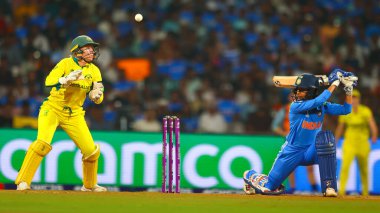 Hindistan 'dan Jemimah Rodrigues ve Avustralya' dan Alyssa Healy (Kaptan), Uluslararası Bayanlar ODI Dünya Kriket Kupası Yarı Final karşılaşmasında Hindistan ile Avustralya arasındaki Dr. D.Y. Patil Spor Akademisi, Navi Mumbai, Hindistan, 30 Ekim 202