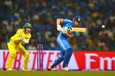 Hindistan 'dan Smriti Mandhana ICC Dünya Bayanlar ODI Dünya Kupası yarı final maçı sırasında Hindistan ile Avustralya arasında Dr. D.Y. Patil Spor Akademisi, Navi Mumbai, Hindistan, 30 Ekim 202