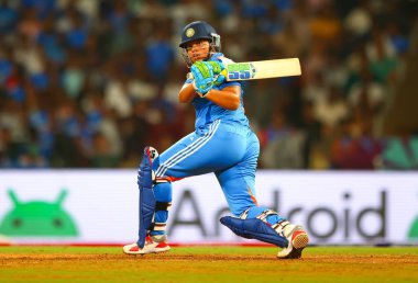 Hindistan 'dan Richa Ghosh ICC Dünya Bayanlar ODI Dünya Kupası Yarı final maçı sırasında Hindistan ile Avustralya arasında Dr. D.Y. Patil Spor Akademisi, Navi Mumbai, Hindistan, 30 Ekim 202