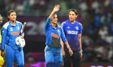 Hindistan 'dan Jemimah Rodrigues ve Hindistan' dan Amanjot Kaur, Hindistan 'dan Smriti Mandhana ve Hindistan' dan Smriti Mandhana, Hindistan Bayanlar ODI Dünya Kriket Şampiyonası Yarı final maçı sırasında Dr. D.Y. Patil Spor Akademisi, Navi Mumbai, Ind