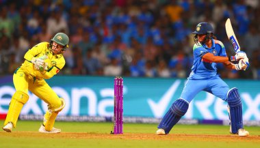 Hindistan 'dan Harmanpreet Kaur (Kaptan), ICC Dünya Bayanlar ODI Dünya Kupası Yarı Finali' nde Hindistan ile Avustralya arasında oynanan Dr. D.Y. Patil Spor Akademisi, Navi Mumbai, Hindistan, 30 Ekim 202