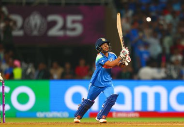 Hindistan 'dan Amanjot Kaur ICC Dünya Kriket Şampiyonası yarı final karşılaşmasında Hindistan ile Avustralya arasındaki Dr. D.Y. Patil Spor Akademisi, Navi Mumbai, Hindistan, 30 Ekim 202