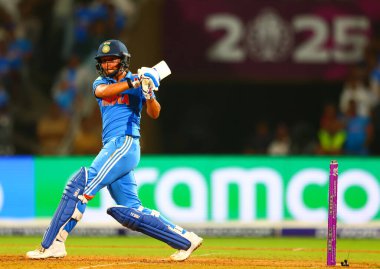 Hindistan 'dan Harmanpreet Kaur (Kaptan), ICC Dünya Bayanlar ODI Dünya Kupası Yarı Finali' nde Hindistan ile Avustralya arasında oynanan Dr. D.Y. Patil Spor Akademisi, Navi Mumbai, Hindistan, 30 Ekim 202