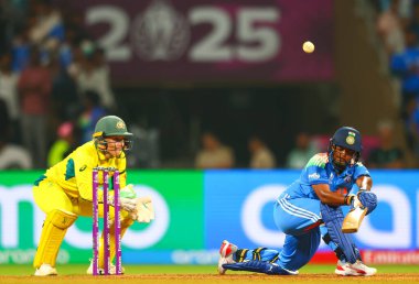 Hindistan 'dan Depti Sharma, Dünya Bayanlar ODI Dünya Kupası yarı final maçı sırasında Dr. D.Y.' de Hindistan 'a karşı. Patil Spor Akademisi, Navi Mumbai, Hindistan, 30 Ekim 202