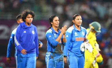Hindistan 'dan Jemimah Rodrigues ve Hindistan' dan Amanjot Kaur, Hindistan 'dan Smriti Mandhana ve Hindistan' dan Smriti Mandhana, Hindistan Bayanlar ODI Dünya Kriket Şampiyonası Yarı final maçı sırasında Dr. D.Y. Patil Spor Akademisi, Navi Mumbai, Ind