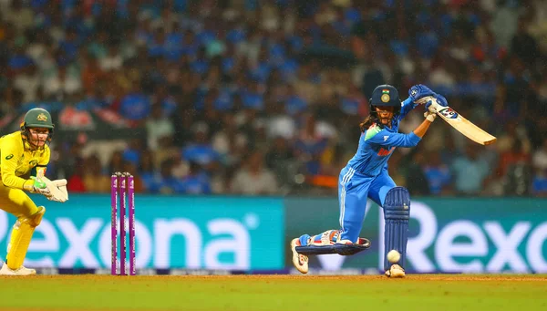 Hindistan 'dan Jemimah Rodrigues, ICC Dünya Bayanlar ODI Dünya Kupası Yarı Finali' nde Hindistan ile Avustralya arasında oynanan Dr. D.Y. Patil Spor Akademisi, Navi Mumbai, Hindistan, 30 Ekim 202