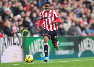 Sheffield United takımından Chiedozie Ogbene, 1 Kasım 2025 'te Bramall Lane, Sheffield, İngiltere' deki Sheffield United - Derby County maçında kanadı kırdı. 