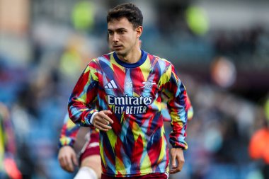 Arsenal 'den Martn Zubimendi, 1 Kasım 2025' te İngiltere 'nin Burnley kentinde oynanan Premier League karşılaşması öncesinde ısınıyor.