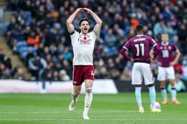 Arsenal 'den Declan Rice, 1 Kasım 2025 tarihinde İngiltere' nin Burnley kentinde oynanan Premier Lig maçında Burnley-Arsenal maçında 0-2 'lik galibiyetini kutluyor.