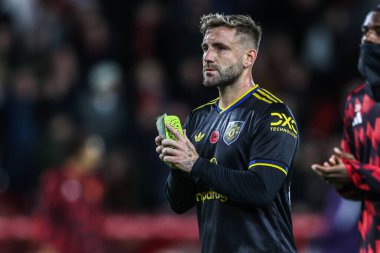 Manchester United takımından Luke Shaw, Premier League maçından sonra İngiltere 'nin Nottingham City Ground kentinde oynanan Manchester United maçında taraftarları alkışlıyor. 