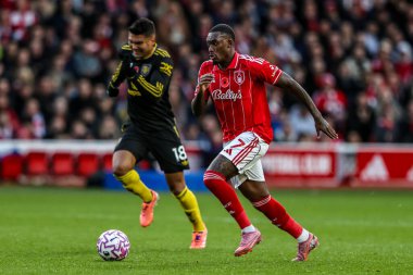 Nottingham Ormanı 'ndan Callum Hudson-Odoi Premier League maçında Nottingham Forest' a karşı Manchester United City Ground, Nottingham, Birleşik Krallık 'ta 1 Kasım 2025' de topu aldı.