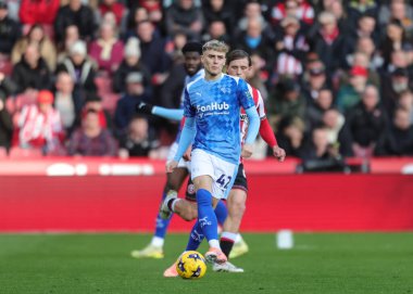 Sheffield United takımından Sydie Peck, Sheffield Lane, İngiltere 'de 1 Kasım 2025' te oynanan Sheffield United - Derby County maçında pas attı. 
