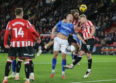 Derby County 'den Sondre Langas, 1 Kasım 2025' te Bramall Lane, Sheffield, İngiltere 'de oynanan Sky Bet Şampiyonası maçında yüksek topu kazanmak için sıçradı. 