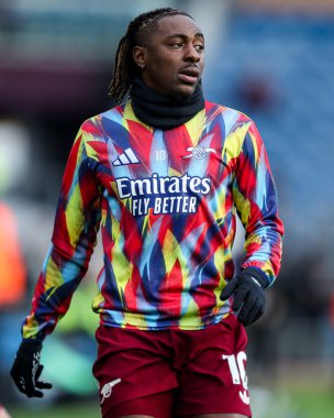 Arsenal 'den Eberechi Eze, 1 Kasım 2025' te Burnley, Burnley 'e karşı oynadığı Premier Lig karşılaşması öncesinde ısınıyor. 