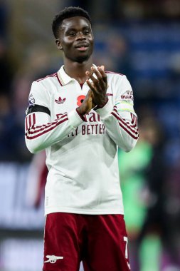 Arsenal 'den Bukayo Saka, 1 Kasım 2025 tarihinde İngiltere' nin Burnley kentinde oynanan Premier League maçı sonrasında 0-2 'lik galibiyetini kutluyor. 