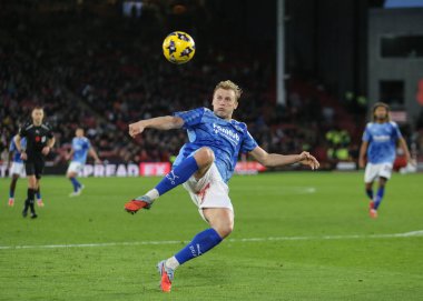 Derby County 'den Sondre Langas, 1 Kasım 2025' te İngiltere 'nin Bramall Lane kentinde oynanan Sheffield United - Derby County maçında gol atıyordu.