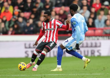 Sheffield United takımından Japhet Tanganga, 1 Kasım 2025 'te Bramall Lane, Sheffield, İngiltere' de oynanan Sheffield United - Derby County maçında topu geçiyor. 