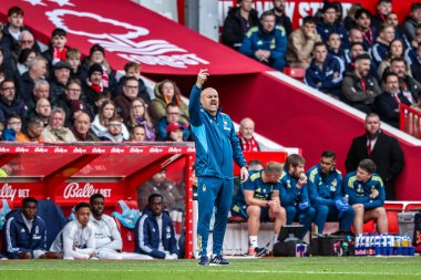 Nottingham Forest 'ın Sean Dyche teknik direktörü Premier League maçında takım talimatlarını verir Nottingham Forest Manchester United' a karşı City Ground, Nottingham, İngiltere, 1 Kasım 2025 