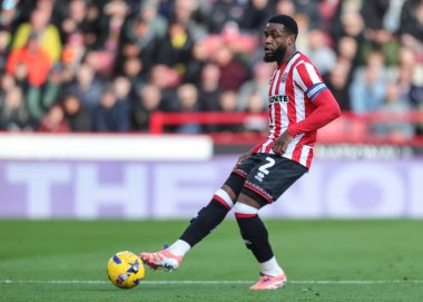 Sheffield United takımından Japhet Tanganga, 1 Kasım 2025 'te İngiltere' nin Bramall Lane kentinde oynanan Sheffield United - Derby County maçında pas attı. 