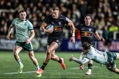 Newcastle Red Bull 'dan Stefan Coetzee, Leicester Tigers' lı Will Wand 'in 31 Ekim 2025' te Kingston Park, Newcastle, İngiltere 'deki Leicester Tigers' a karşı oynanan Premiership Rugby Kupası karşılaşmasında rakibi Will Wand 'den kurtuldu.