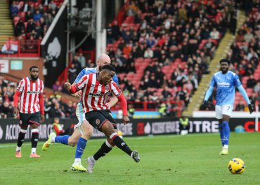 Sheffield United takımından Chiedozie Ogbene, 1 Kasım 2025 'te Bramall Lane, Sheffield, İngiltere' de oynanan Sheffield United - Derby County maçında pas attı.  