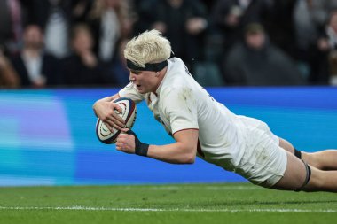 İngiltere 'den Henry Pollock, 1 Kasım 202' de Twickenham 'daki Allianz Stadyumu' nda oynanan 2025 Quilter Nations Serisi maçında bir deneme için sahaya çıkıyor.