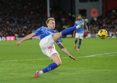 Derby County 'den Sondre Langas, 1 Kasım 2025' te İngiltere 'nin Bramall Lane kentinde oynanan Sheffield United - Derby County maçında gol atıyordu. 