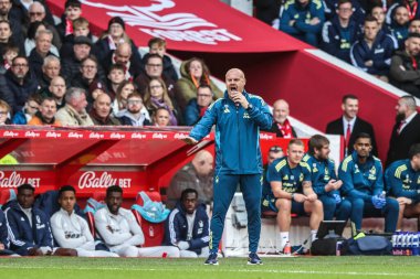 Nottingham Forest 'ın Sean Dyche teknik direktörü Premier League maçında takım arkadaşlarına talimatlar verir Nottingham Forest Manchester United' a karşı City Ground, Nottingham, İngiltere, 1 Kasım 2025 