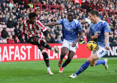 Sheffield United takımından Andre Brooks, 1 Kasım 2025 'te Bramall Lane, Sheffield, İngiltere' de oynanan Sheffield United - Derby County maçında topu geçiyor. 