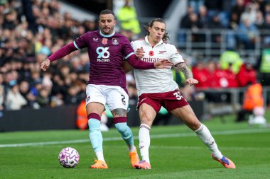 Arsenal 'den Riccardo Calafiori Burnley' li Kyle Walker 'ı 1 Kasım 2025' te Burnley-Arsenal Turf Moor, Burnley, İngiltere maçında yendi. 