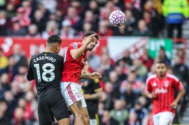Nottingham Ormanı 'ndan Neco Williams Premier Lig maçında Nottingham Forest, Manchester United' a karşı City Ground, Nottingham, İngiltere 'de 1 Kasım 2025' de yüksek topu kazandı. 
