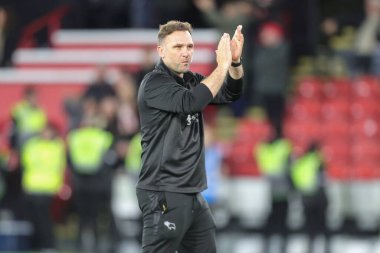 Derby County teknik direktörü John Eustace, 1 Kasım 202 'de Bramall Lane, Sheffield, İngiltere' de oynanan Sky Bet Şampiyonası 'ndaki son düdük sesinden sonra taraftarları alkışlıyor.