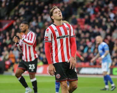 Sheffield United takımından Sydie Peck, 1 Kasım 2025 'te İngiltere' nin Bramall Lane kentinde oynanan Sheffield United - Derby County maçında kaçırılan şansa tepki gösterdi. 